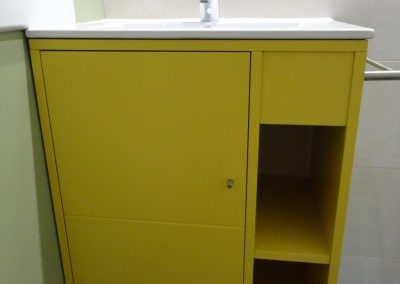 Mueble de baño sencillo lacado en amarillo