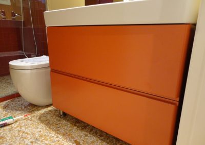 Mueble de baño color naranja con dos gavetas