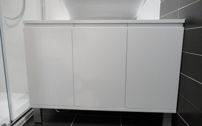 Mueble de baño tres puertas lacadas en blanco