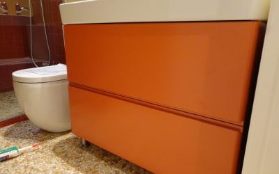 Mueble de baño color naranja con dos gavetas