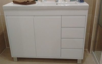 Mueble de baño lacado en blanco con cajones y puertas